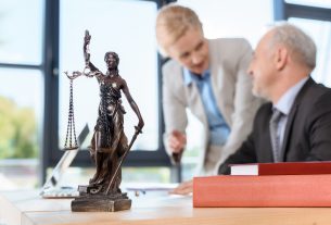 Solo Lawyer vs. Law Firm - Which Should You Choose? - Cominos Family Lawyer